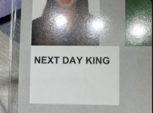 ▲有民眾擔任世壯運志工，卻發現志工證英譯超離譜。（圖／翻攝自簡舒培臉書）