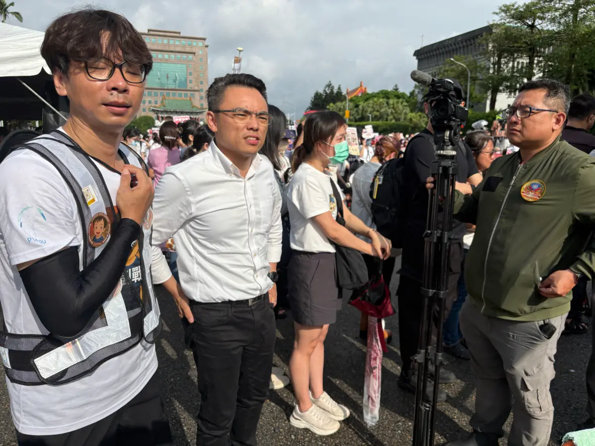 ▲國民黨立委洪孟楷今（10）日到場護兒遊行。（圖／吳翊緁攝2025.05.10）