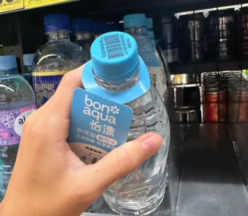 ▲除了金針菇之外,怡樣鹼性離子水也是被店員列入條碼大魔王名單,因為條碼設計在瓶蓋結果造成讀取不易。(圖/Threads) ▲除了金針菇之外,怡樣鹼性離子水也是被店員列入條碼大魔王名單,因為條碼設計在瓶蓋結果造成讀取不易。(圖/Threads)