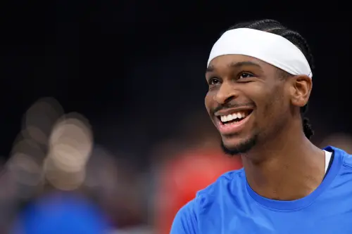 ▲在季後賽次輪面對丹佛金塊隊的關鍵G3延長賽中失利後，奧克拉荷馬雷霆球星「SGA」Shai Gilgeous-Alexander不但未顯失落，賽後被鏡頭拍到露齒而笑、帶著笑容走出場，舉止引發球迷強烈不滿與批評。（圖／美聯社／達志影像）