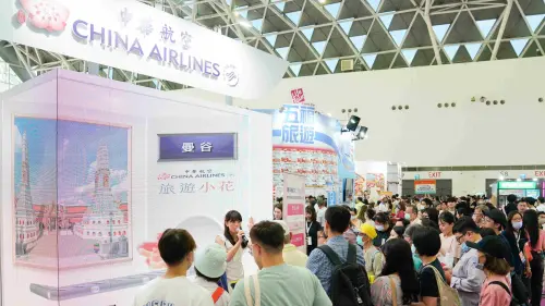 ▲華航旅展祭出豐富促銷優惠及好禮，台灣出發不限艙等全航線最低 77 折起，現場攤位人潮絡繹不絕。（圖／華航提供）