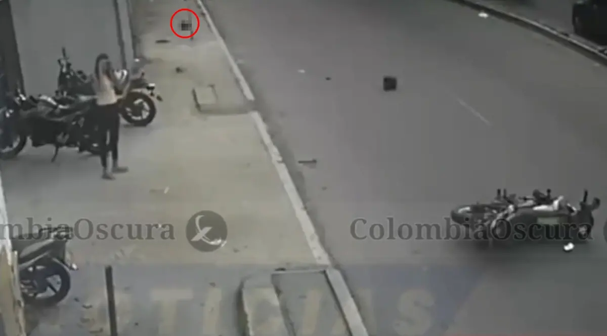 ▲哥倫比亞發生驚悚車禍，摩托車騎士遭斷掉的電纜線擊中頸部當場斷頭，頭顱滾動到路邊（紅圈處）。（圖／翻攝自Ｘ）