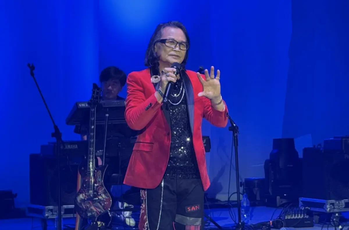 ▲《國際沈文程日》演唱會上，沈文程預告明年5月還會在台北國際會議中心、台中惠蓀堂演唱，延續一年一度安可再來的傳統，他也大展國、台、原住民、英、日等「5聲道」不同語言歌曲演唱的實力，台下歌迷熱烈鼓掌。（圖／記者蘇詠智攝）