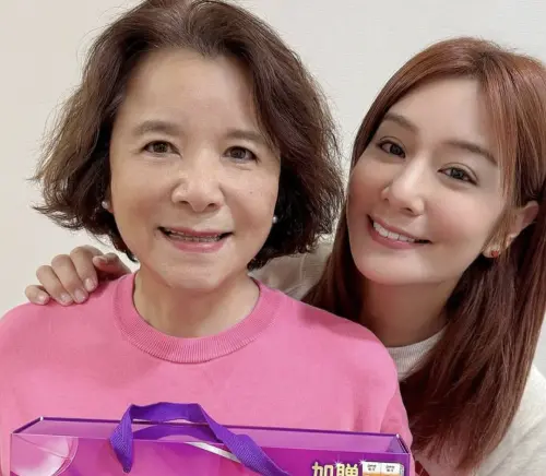 莎莎(右)將和媽媽(左)一起度過母親節。(圖/莎莎IG) ▲莎莎(右)將和媽媽(左)一起度過母親節。(圖/莎莎IG)