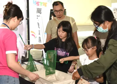 ▲漁業署舉辦食魚親子嘉年華活動,透過體驗,點燃民眾對國產水產品的熱愛。(圖/農業部漁業署提供) ▲漁業署舉辦食魚親子嘉年華活動,透過體驗,點燃民眾對國產水產品的熱愛。(圖/農業部漁業署提供)