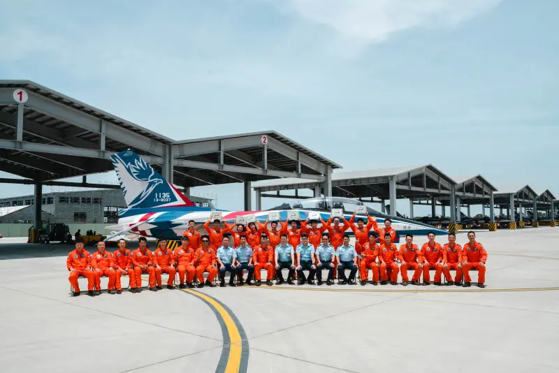 全員單飛過關！空軍戰鬥組學員順利換裝勇鷹高教機
