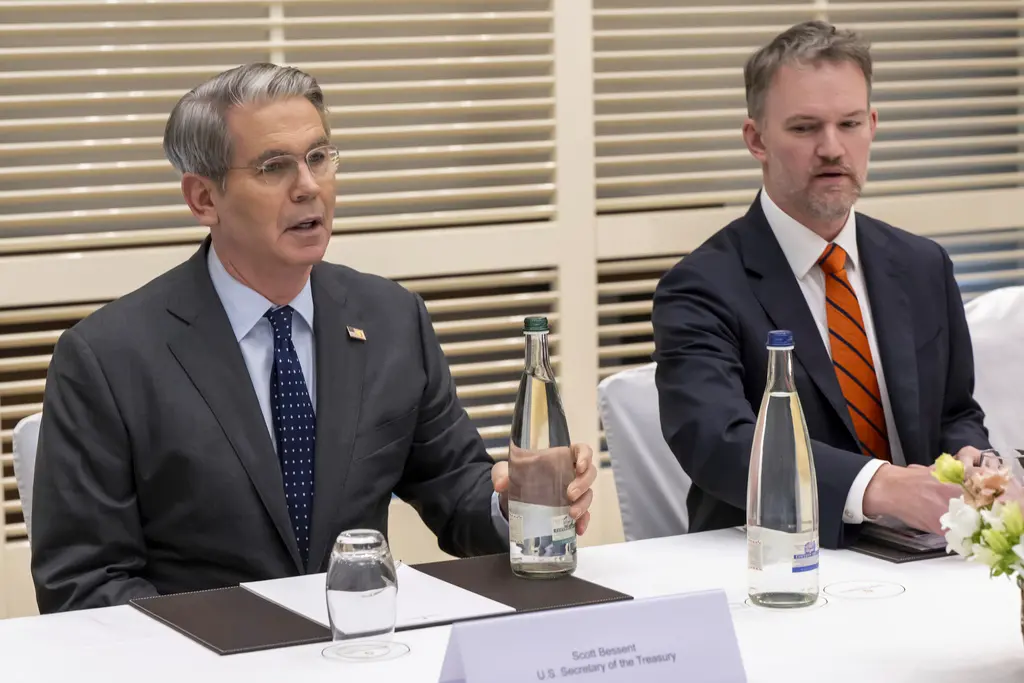 ▲美國財政部長貝森特（Scott Bessent,左）和美國貿易代表格里爾（Jamieson Greer,右）表示，美中達成協議，取得重大進展，雙方的關稅降幅達到115％。（圖／美聯社／達志影像）