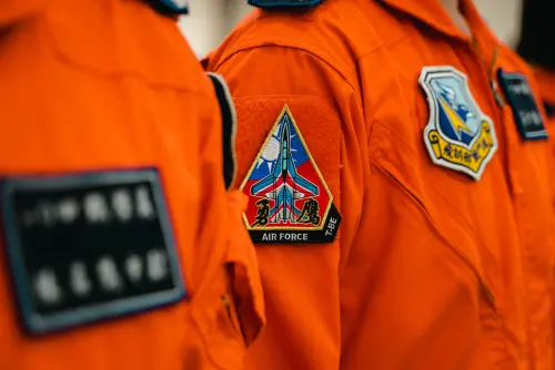 ▲空軍飛行訓練指揮部9日舉行112－乙班單飛臂章暨證書頒授典禮，學員頒授單飛臂章，順利達成「全員通過」單飛測驗的重要里程碑。（圖／軍聞社提供）