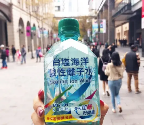 ▲台鹽海洋鹼性離子水成為不少台灣人買瓶裝礦泉水的首選，該產品還榮獲多項國際金獎肯定。（圖/台鹽鹼性離子水臉書）