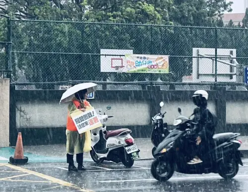 ▲罷免徐欣瑩團體不少志工頂著大雨收件，拚到最後一刻才送件給地方選委會。（圖／翻攝自除舊汰欣臉書）