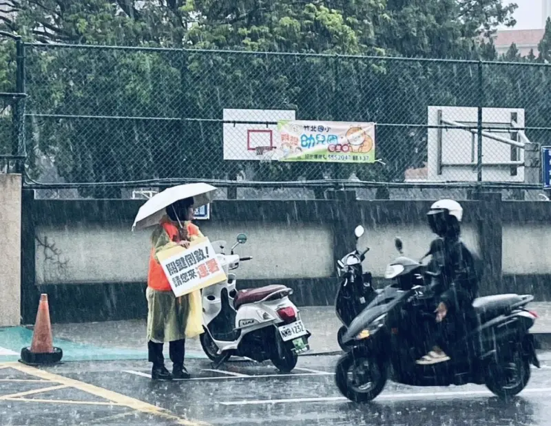 ▲罷免徐欣瑩團體不少志工頂著大雨收件,拚到最後一刻才送件給地方選委會。(圖/翻攝自除舊汰欣臉書)