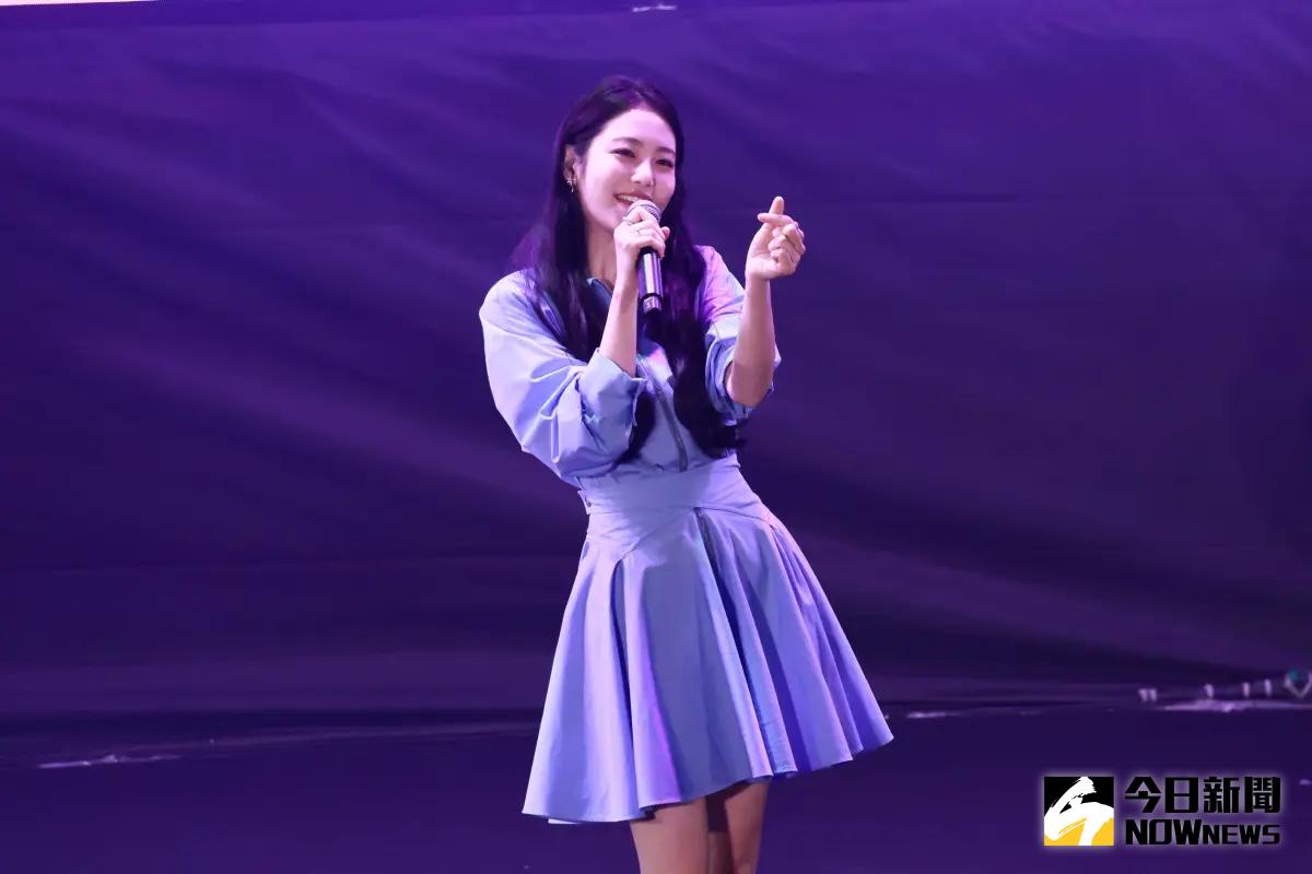 ▲《黑暗榮耀》的「小涎鎮」辛叡恩來到三重舉辦粉絲見面會，場上帶來王心凌的《愛你》、《Hype boy》、《OMG》表演。（圖／記者李政龍攝）