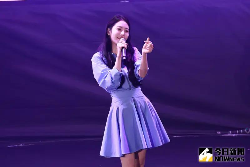 ▲《黑暗榮耀》的「小涎鎮」辛叡恩來到三重舉辦粉絲見面會，場上帶來王心凌的《愛你》、《Hype boy》、《OMG》表演。（圖／記者李政龍攝）