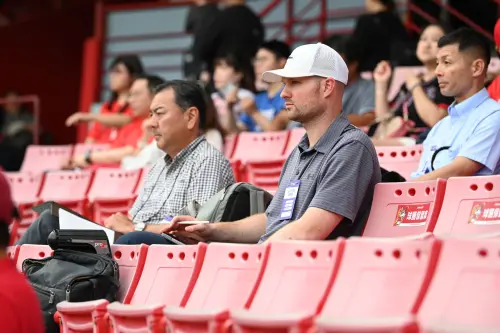 味全龍徐若熙登板先發,紐約洋基駐日球探Alex Sunderland(白帽)到場觀賽。 ▲味全龍徐若熙登板先發,紐約洋基駐日球探Alex Sunderland(白帽)到場觀賽。