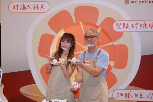 ▲草莓（左）學做水果大福的包法，還親餵粉絲吃。（圖／想想時間有限公司）