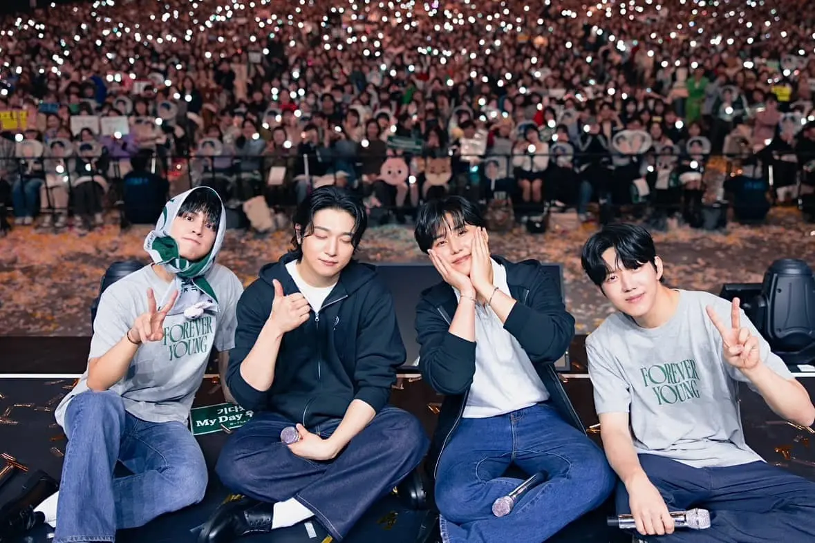 ▲韓國知名樂團DAY6（如圖）近日在韓國舉辦巡迴演唱會最終站時，老闆JYP親自到現場觀秀，然而網上卻流出員工在台上唱歌，老闆在台下打瞌睡的影片，對此粉絲為老闆開脫「人家只是眼睛太小！」（圖／DAY6 IG）