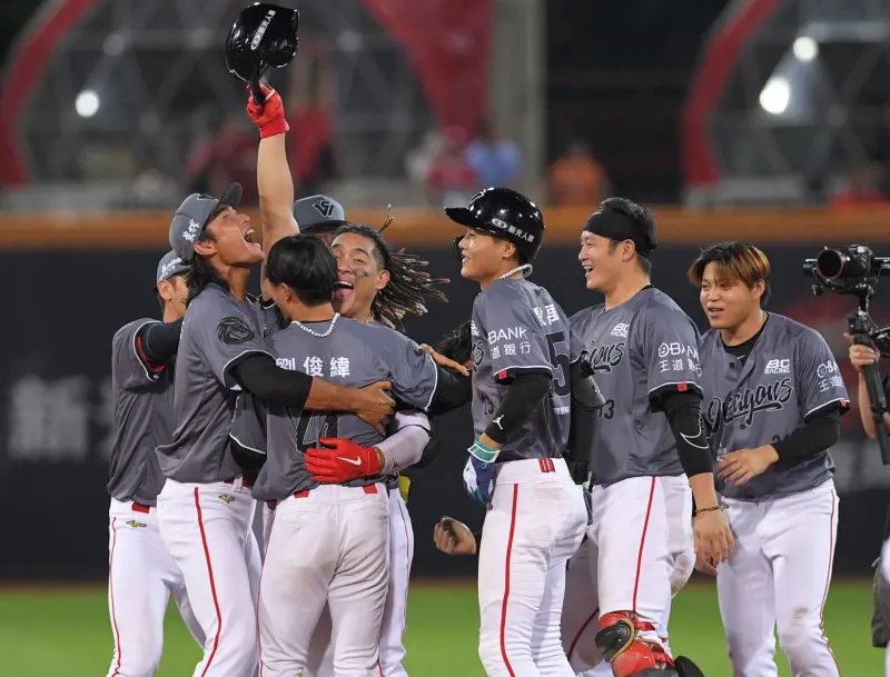 ▲味全龍吉力吉撈·鞏冠在延長賽敲出再見安，終場龍隊以1：0險勝樂天桃猿。（圖／味全龍提供）