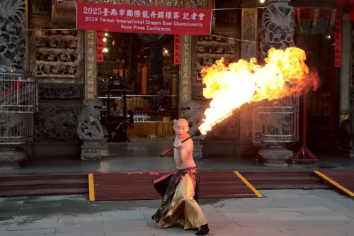 ▲今天記者會由「即將成真火舞團」帶來震撼演出,為啟動儀式增添熱力。(圖/南市府提供) ▲今天記者會由「即將成真火舞團」帶來震撼演出,為啟動儀式增添熱力。(圖/南市府提供)