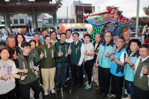 ▲市長黃偉哲特別出席為龍舟點燈,象徵祈福啟航,正式宣告賽事啟動。立委陳亭妃、市議員李啟維及林俊憲立委助理、各議員服務處代表也到場支持。(圖/南市府提供) ▲市長黃偉哲特別出席為龍舟點燈,象徵祈福啟航,正式宣告賽事啟動。立委陳亭妃、市議員李啟維及林俊憲立委助理、各議員服務處代表也到場支持。(圖/南市府提供)