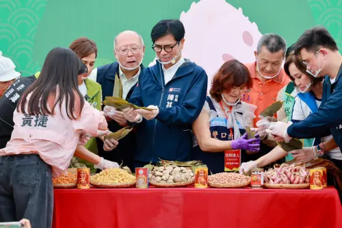 ▲陳其邁與多位民意代表在老闆娘示範下,親手包入香菇、干貝、蝦米等豐富餡料,製作出飽滿美味的傳統粽子。(圖/高市府提供) ▲陳其邁與多位民意代表在老闆娘示範下,親手包入香菇、干貝、蝦米等豐富餡料,製作出飽滿美味的傳統粽子。(圖/高市府提供)