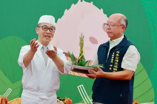 ▲今年三鳳中街包粽活動首度和日本台灣交流協會高雄事務所合作,展示分享「日本端午粽」做法與文化,展現台日情誼。(圖/高市府提供) ▲今年三鳳中街包粽活動首度和日本台灣交流協會高雄事務所合作,展示分享「日本端午粽」做法與文化,展現台日情誼。(圖/高市府提供)