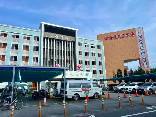 ▲衛福部南投醫院護理人員調薪幅度平均16%。（圖／Google評價）