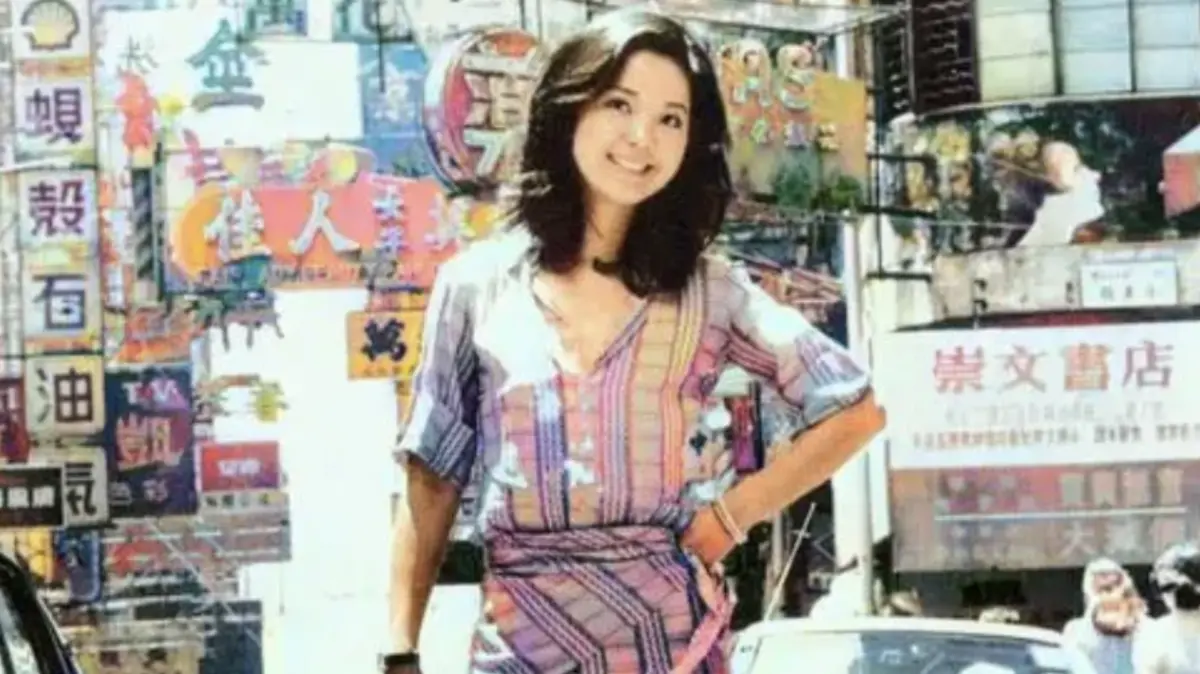 ▲已故傳奇歌后鄧麗君（如圖）本月8日逝世滿30週年，近日1張鄧麗君48年前舊時照出土，露齒燦笑，裙襬隨風揚起，美貌與氣質噴發滿滿女性魅力，粉絲看了驚呼：「美到根本AI修圖吧！」（圖／翻攝自昔日香港臉書）