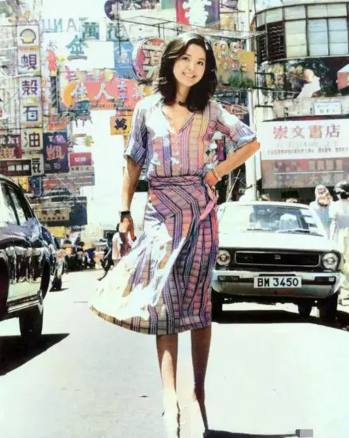 ▲鄧麗君（如圖）48年前在香港街頭的珍貴留影，此為AI修復的彩色版本。（圖／昔日香港臉書）