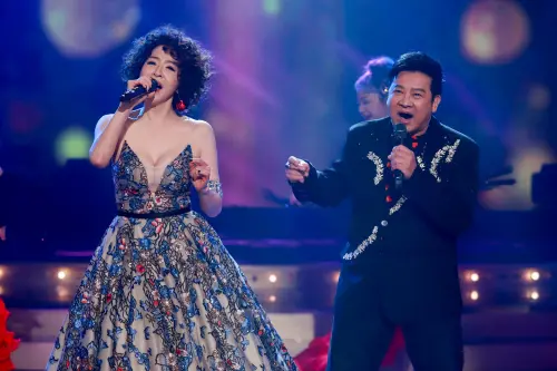 李芳雯(左)與楊慶煌(右)在節目中合唱。(圖/民視超級冰冰show 臉書) ▲李芳雯(左)與楊慶煌(右)在節目中合唱。(圖/民視超級冰冰show 臉書)