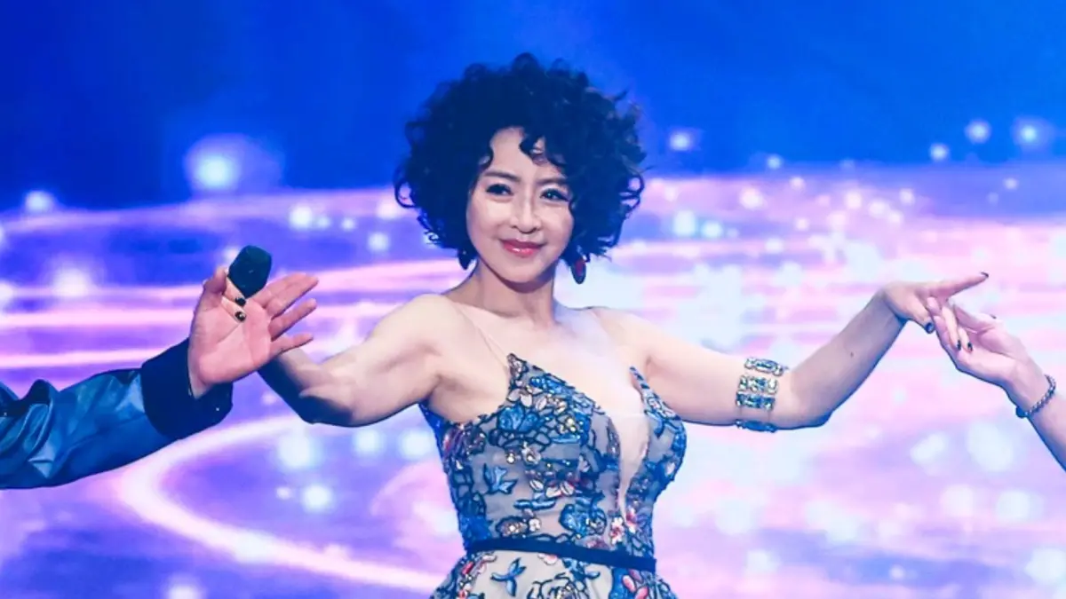 ▲由白冰冰、陽帆、台一線、郭忠祐及蔡家蓁主持的《超級冰冰Show》，本週邀請歌手李芳雯和演員楊慶煌來到現場。然而李芳雯（如圖）竟穿著爆乳禮服在台上假唱，被陽帆現場抓包。（圖／民視超級冰冰show 臉書）