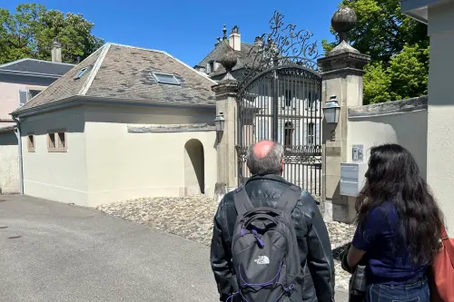 ▲美國財長貝森特、中國國務院副總理何立峰10日在瑞士駐聯合國大使官邸，進行美中經貿談判，記者在館外等待。（圖／美聯社／達志影像）