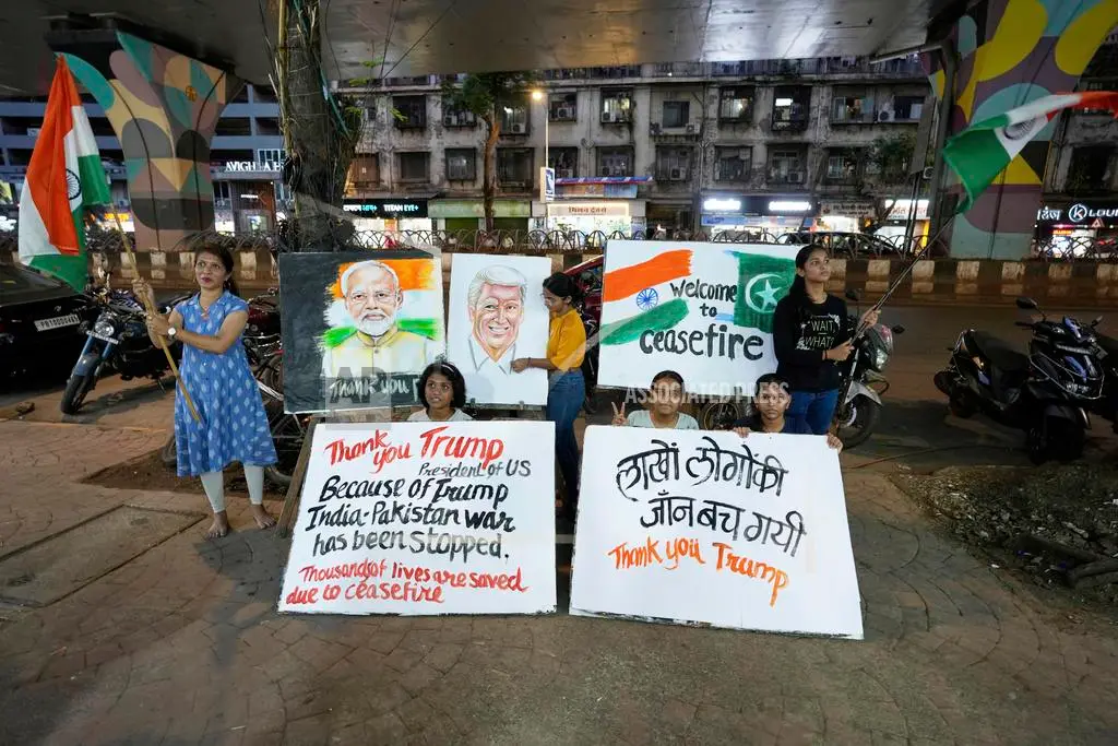 ▲印度與巴基斯坦10日宣布停火，印度孟買一所藝術學校的師生，舉著印度總理莫迪和美國總統川普的手繪肖像，慶祝印巴停火。 （圖／美聯社／達志影像）