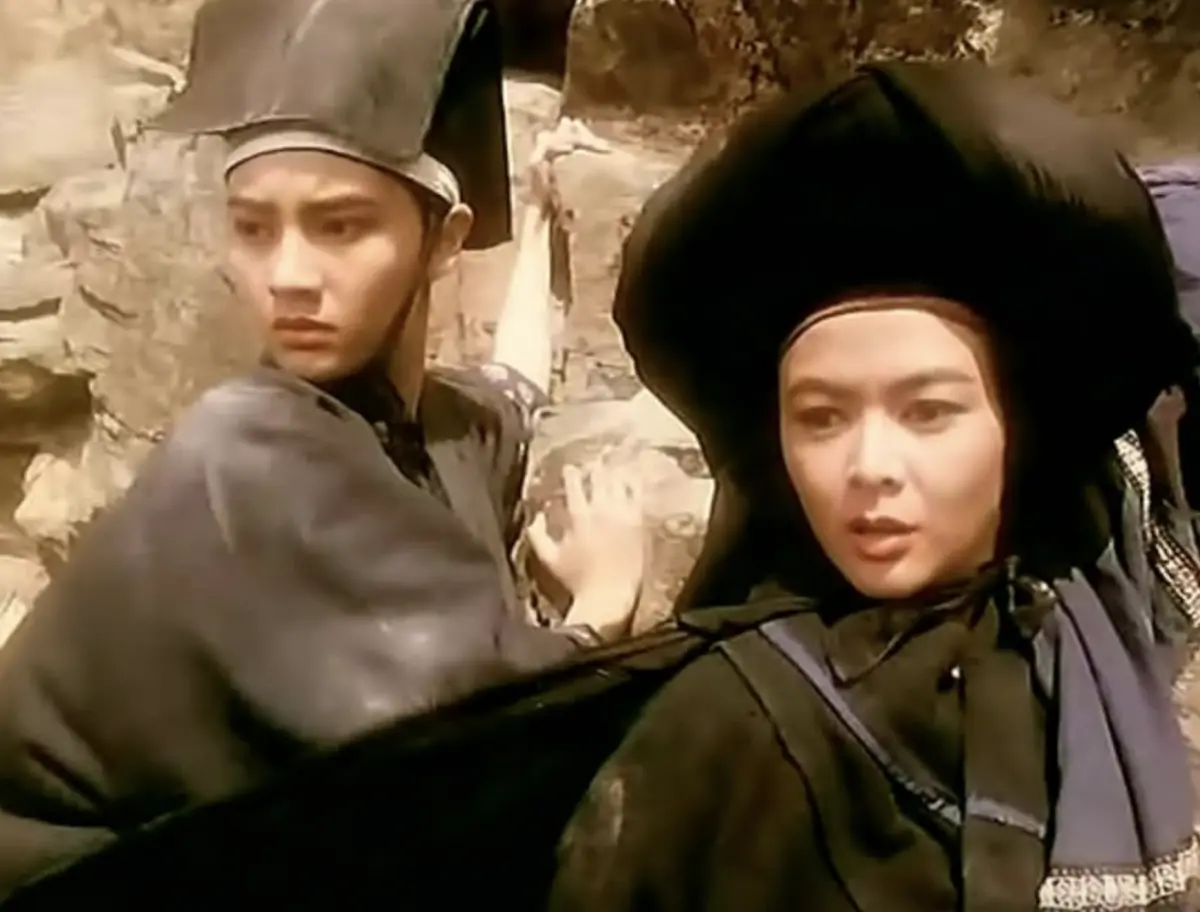 ▲關之琳（右）與李嘉欣在《笑傲江湖II東方不敗》爭奪李連杰的愛，戲外兩人竟也是情敵，只不過爭的是香港富商劉鑾雄，而劉鑾雄將片中另一位女星袁潔瑩也收為緋聞女友。（圖／摘自IMDb）