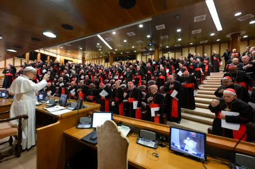 新任教宗良十四世10日與全體樞機主教會面。(圖/美聯社/達志影像) ▲新任教宗良十四世10日與全體樞機主教會面。(圖/美聯社/達志影像)