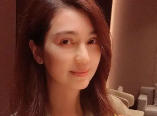 ▲洪欣(如圖)也曾被和富商劉鑾雄傳緋聞,據稱還讓劉鑾雄當時的女友李嘉欣大為嫉妒。(圖/摘自微博) ▲洪欣(如圖)也曾被和富商劉鑾雄傳緋聞,據稱還讓劉鑾雄當時的女友李嘉欣大為嫉妒。(圖/摘自微博)