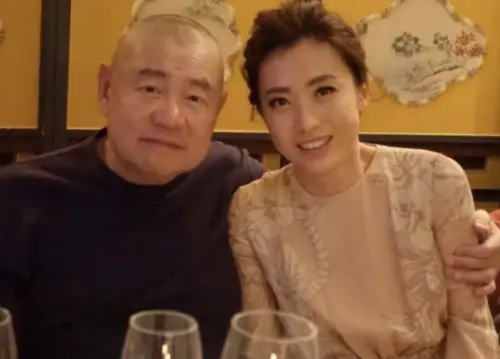 ▲和多位女星交往過的劉鑾雄(左),最後卻是娶了曾做過娛樂記者的陳凱韻(右)為妻子,陳凱韻被推崇EQ高,很懂得和人相處。(圖/摘自微博) ▲和多位女星交往過的劉鑾雄(左),最後卻是娶了曾做過娛樂記者的陳凱韻(右)為妻子,陳凱韻被推崇EQ高,很懂得和人相處。(圖/摘自微博)