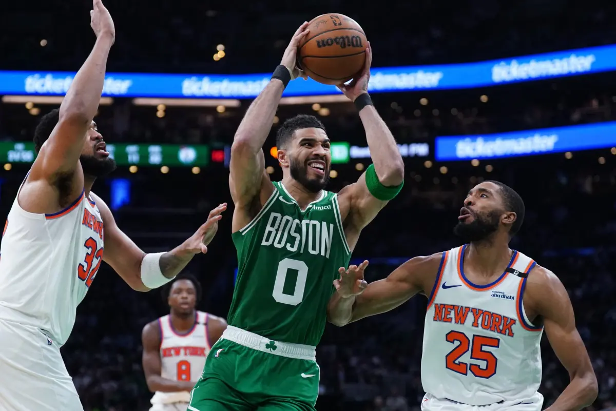 ▲塞爾提克在季後賽G3作客尼克主場，展現強大外線火力，狂轟20記三分球，以115：93大勝，成功將系列賽扳回一勝，目前以1：2落後。（圖／路透／達志影像）