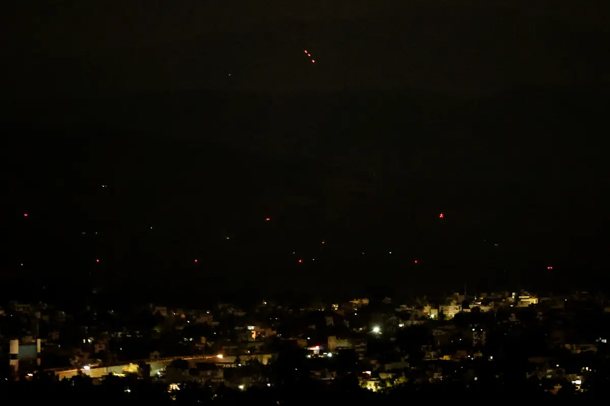 ▲印度與巴基斯坦停火之後數小時，印控克什米爾地區傳出了爆炸聲響，防空系統啟動攔截飛彈。（圖／路透社／達志影像）