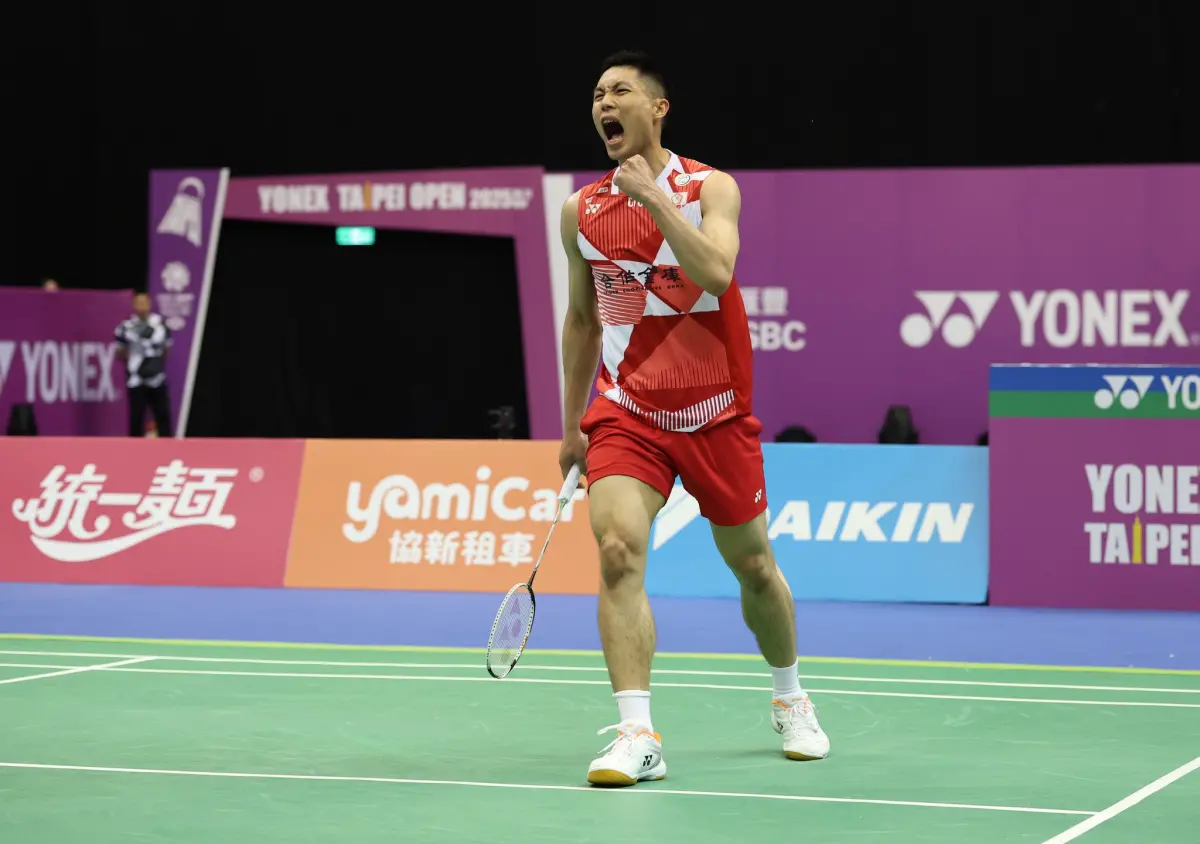 ▲台灣羽球一哥周天成今（15）日在超級750系列的日本羽球公開賽中展現強韌鬥志，儘管首局狀況低迷僅拿6分，但隨後強勢反彈，以6：21、21：10、21：12逆轉擊敗新加坡好手鄭加恆，順利挺進男單16強。（圖／台北羽球公開賽提供）