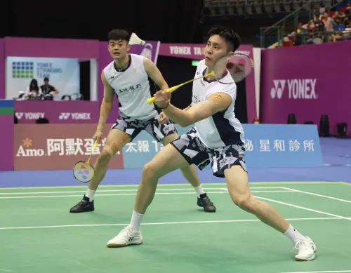 ▲台灣羽球男雙新組合「麟榤配」王齊麟／邱相榤突破今年16強魔咒後，一路乘勝追擊，5月10日再以21比11、21比12，直落二淘汰日本野村拓海／霜上雄一，晉級Yonex 2025 台北羽球公開賽男雙決賽，11日將對決南韓姜敏赫／奇東柱。（圖／台北羽球公開賽提供）