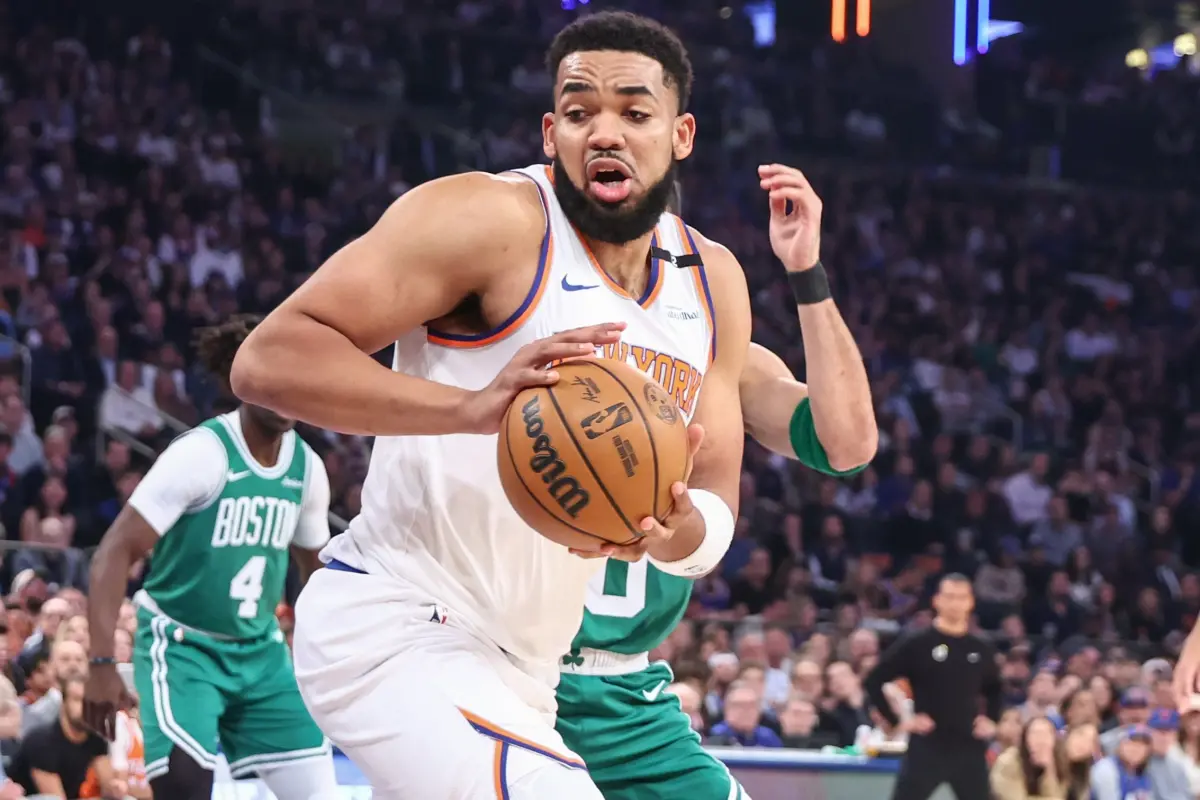 ▲尼克隊球星Karl-Anthony Towns在G3手部疑似受傷，賽後面對媒體詢問，僅以簡短一句「就這樣吧」回應，讓球迷更加不安。（圖／路透／達志影像）