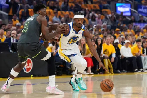 金州勇士與明尼蘇達灰狼目前戰成1:1平,今(11)日在勇士主場大通中心進行G3,Stephen Curry因傷未能出賽,「士官長」Jimmy Butler上半場轟下18分,率領球隊在沒有命中任何三分球的情況下,以42:40領先。 ▲金州勇士與明尼蘇達灰狼目前戰成1:1平,今(11)日在勇士主場大通中心進行G3,Stephen Curry因傷未能出賽,「士官長」Jimmy Butler上半場轟下18分,率領球隊在沒有命中任何三分球的情況下,以42:40領先。(圖/美聯社/達志影像)