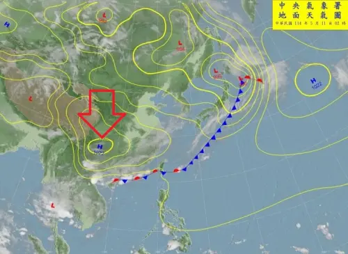 ▲「明顯偏南的冷高壓」出現，台灣上空則有移動緩慢的「滯留鋒面」，母親節上半天雨勢還會持續。（圖／鄭明典臉書）
