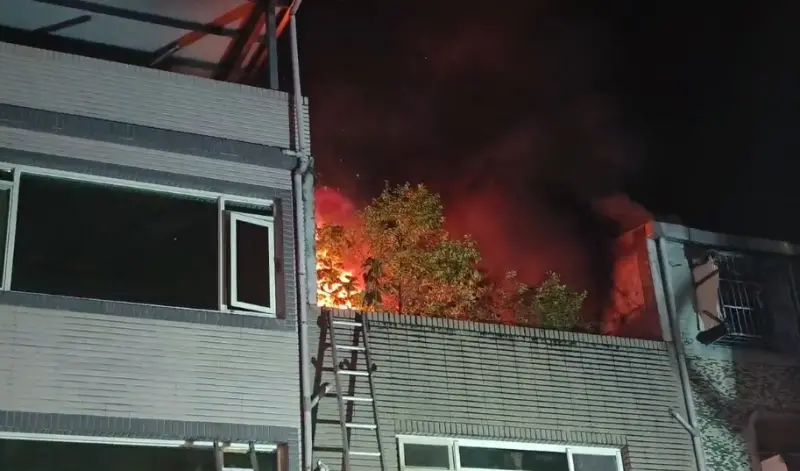 ▲新北市三峽區大仁路一處三層樓透天住宅今（11）日凌晨發生火警，屋內三名住戶驚險逃生。（圖／翻攝畫面）