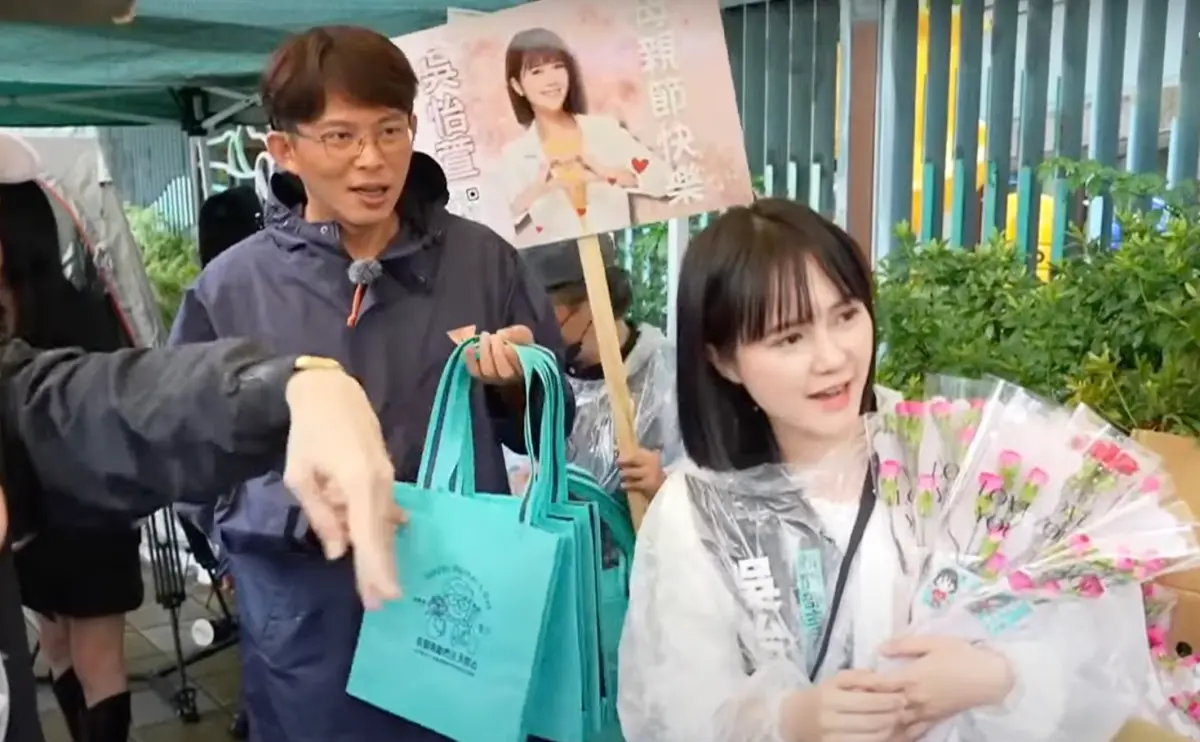 ▲民眾黨主席、立院黨團總召黃國昌（左）今與發言人吳怡萱共同發送母親節康乃馨，他表示，民眾黨團未來會繼續推動家庭照顧假的強化。（圖／民眾黨提供，2025.05.11）