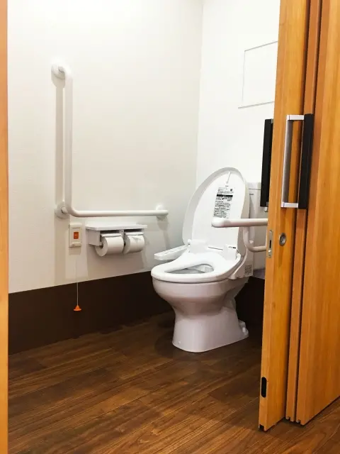 ▲廁所加上扶手和沒有門檻無障礙設計,讓長輩上廁所更安全。(示意圖/翻攝自photoAC) ▲廁所加上扶手和沒有門檻無障礙設計,讓長輩上廁所更安全。(示意圖/翻攝自photoAC)