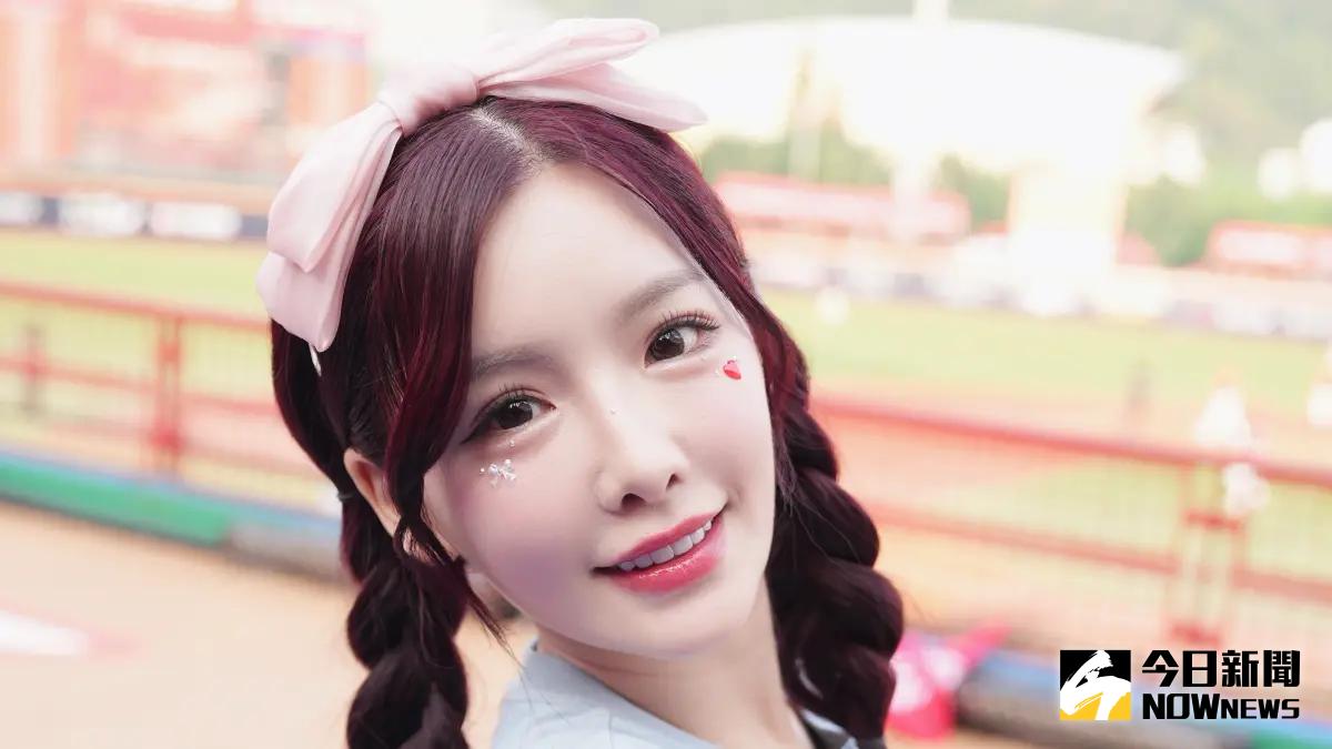 ▲啦啦隊女孩們光鮮亮麗的舞台背後，隱藏著無數傷痛與掙扎。《NOWnews今日新聞》盤點近期帶傷登上應援舞台的女孩們，如：菲菲（如圖）膝傷纏身、奶昔為夢想自費打PRP，以及崔荷潾、嘎琳、李雅英等人都選擇帶傷奮鬥，甚至犧牲健康只為繼續站在舞台上，讓讀者們一同見證啦啦隊女孩為夢想的堅韌與不屈。（圖／記者張一笙攝）