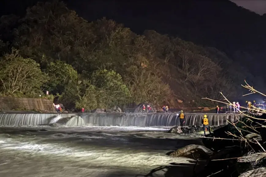 ▲花蓮縣豐濱鄉八里灣溪10日溪水暴漲，23名登山客受困對岸。（圖／花蓮縣消防局提供）