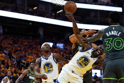 本場比賽轉折點發生在Draymond Green出現犯規麻煩後,第三節的犯規很沒必要,讓自己領到四犯必須下場,若非如此,勇士本來已經掌控了局勢。 ▲本場比賽轉折點發生在Draymond Green出現犯規麻煩後,第三節的犯規很沒必要,讓自己領到四犯必須下場,若非如此,勇士本來已經掌控了局勢。(圖/美聯社/達志影像)