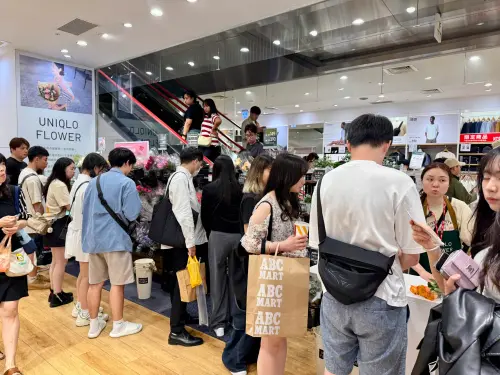 母親節餐廳人潮不是最多!UNIQLO一服務被人群包圍:超方便又不貴 ▲UNIQLO一堆人逛街不是買衣服,UNIQLO FLOWER排隊人潮有夠多。(圖/記者蕭涵云攝)